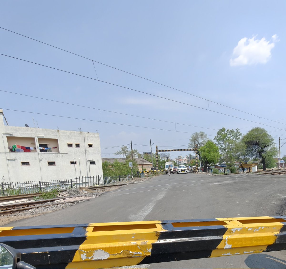 rajatwani1996g1's tweet image. Stuck at the Koradi Naka Godhani railway crossing on a scorching afternoon! 🥵 Railway gate&apos;s been down for 15-20 mins with no facilities in sight.  Seriously needs improvement! @drmcrngp @RailMinIndia @trafficngp #RailwayGateWoes #ImproveInfrastructure
