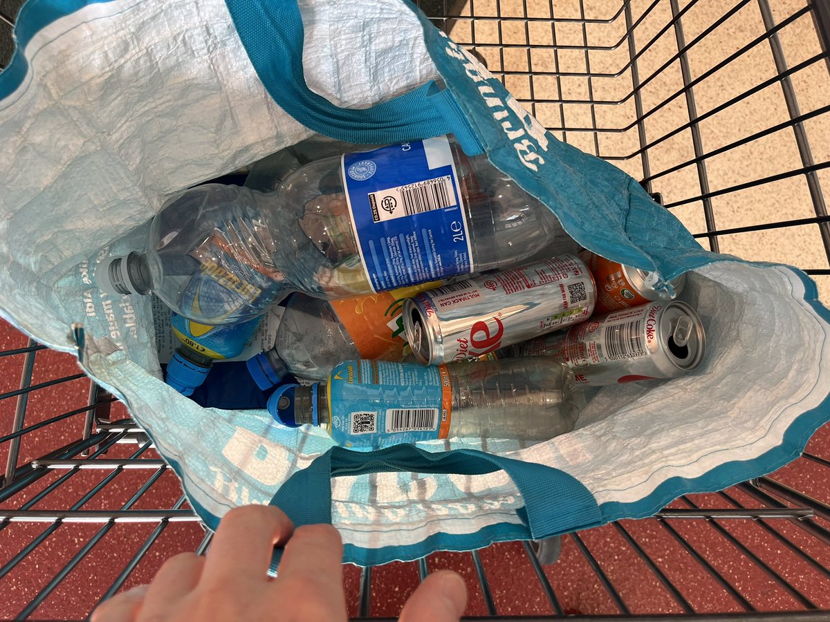 eric_nelligan's tweet image. Shop opened at 9am barely 5 min ago. 

One of the bottle machines down already. Queue of people. 10 min of my life wasted. Twice previous to this the queue was too long to bother waiting. 

I hate this scheme. 

If I ever get the chance, this scheme gets the boot on day 1.