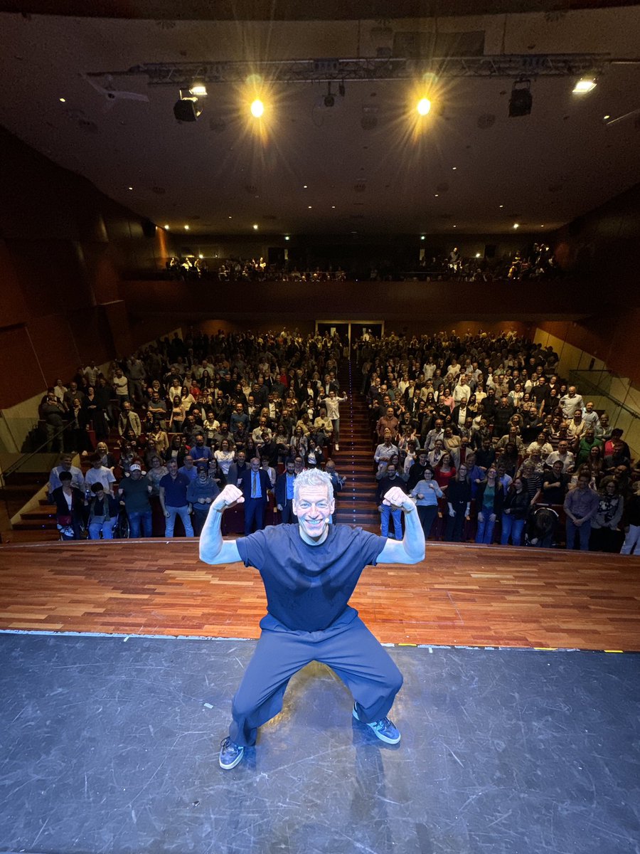 giovannivernia's tweet photo. Che vita che mi state regalando 🎈🚀❤️ Grazie a tutti!!! Ci vediamo per le ultime due date del #capafresca tour:
• 23 maggio GENOVA
• 24 maggio PIACENZA
Qualche biglietto è ancora su Ticketone 🎈 https://t.co/hEJQlmblIb