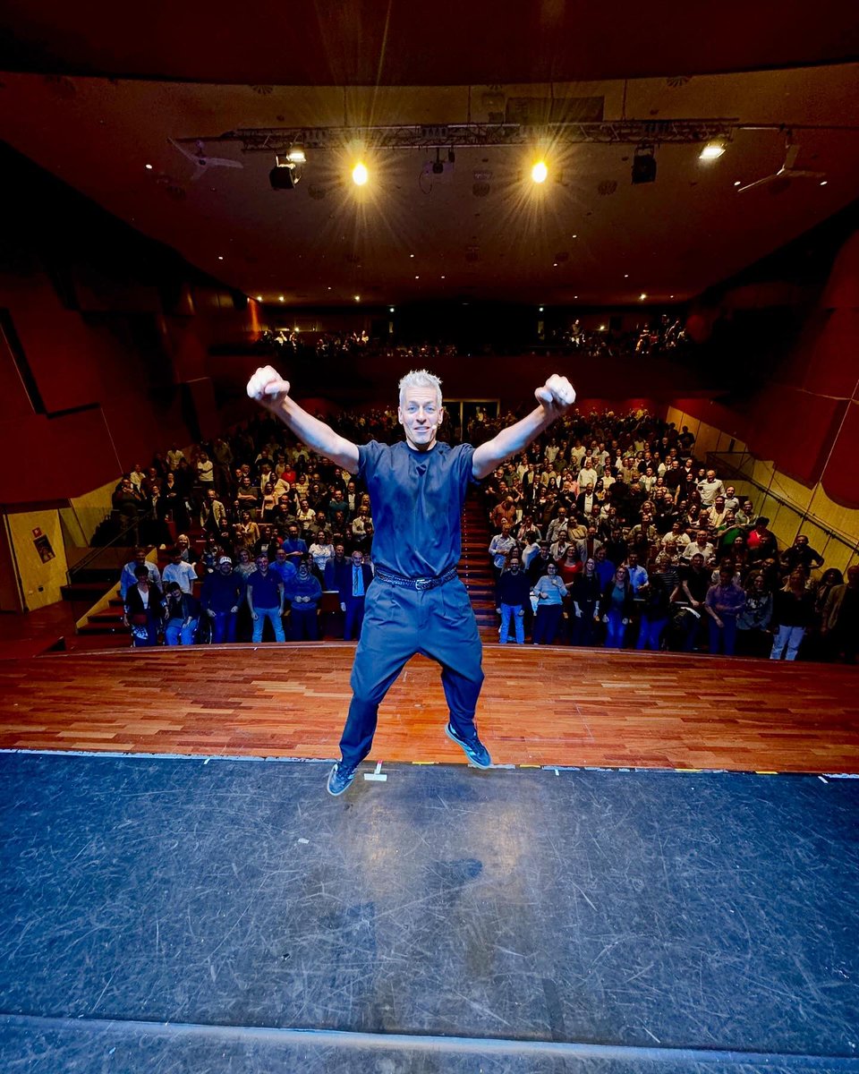 giovannivernia's tweet photo. Che vita che mi state regalando 🎈🚀❤️ Grazie a tutti!!! Ci vediamo per le ultime due date del #capafresca tour:
• 23 maggio GENOVA
• 24 maggio PIACENZA
Qualche biglietto è ancora su Ticketone 🎈 https://t.co/hEJQlmblIb