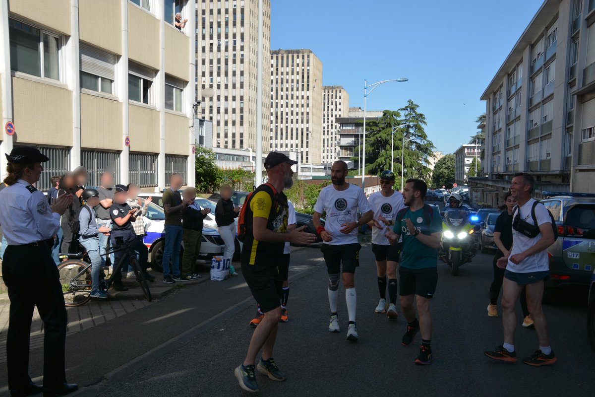 PoliceNat95's tweet image. 🔊 #NoublionsJamais

🏃🏃‍♀️Course solidaire de 320 km organisée par la #Cnas, en #hommage aux #policiers Manon, Paul et Steven décédés il y a 2 ans.

👉 2 étapes dans le @valdoise :
➡️ vendredi 16/05, commissariat de #Sarcelles
➡️ samedi 17/05, commissariat de #VilliersleBel