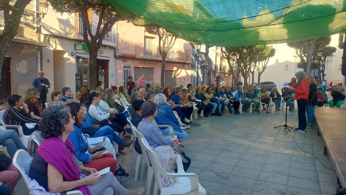 Versejant dones. Poesia i creació visual fou un èxit també! Poemes i representacions plàstiques s'uniren i acabaren ballant.
Gràcies a totes per venir i a Dones Feministes d'Alboraia  i a Encarna Sant-Celoni Verger. I a Carles, com sempre, per fer de tècnic de so.
