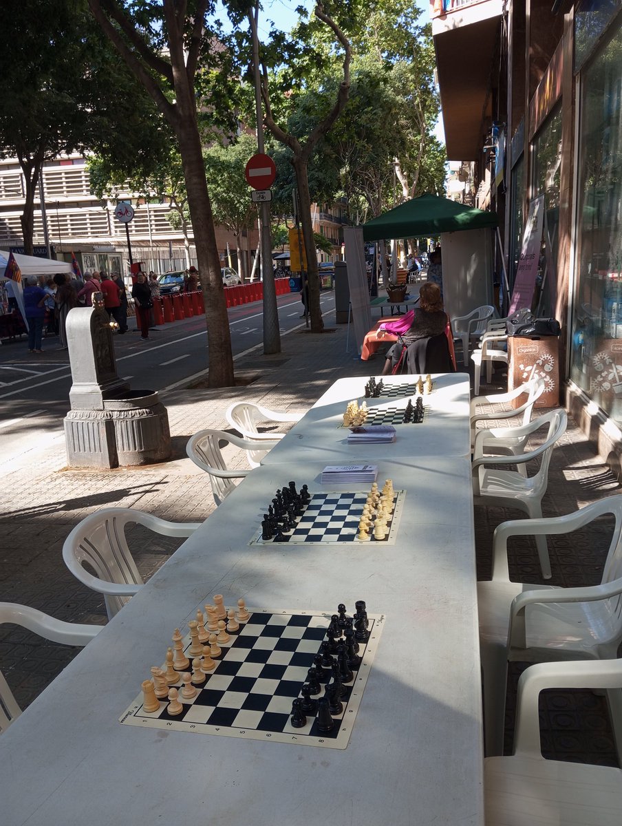 Avui el Foment surt al carrer! Ens trobareu a Provença / Rogent amb taules d'escacs i tennis taula, un escenari amb actuacions i molt més! 🥳🥳