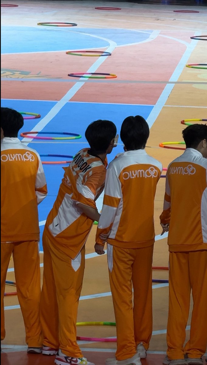 hankooknamjaa's tweet photo. วันนี้พี่จินน่ารักมาก เป็นมมน่ารักๆของบัสวันนี้เลย จับมือน้องวิ่ง พาน้องกระโดดโลดเต้น ยิ้มแฉ่งตลอดเวลา เอาน้องไปด้วยตลอด ถึงแม้ว่าสุดท้ายตัวเองจะแพ้ก็เถอะ นี่อยากมีเพื่อนแบบจินไม่เคยพูดเล่น🥹

#JINWOOKkim
#AAashirakorn
#OLYMPOP 
 https://t.co/9SQvbRN9DL