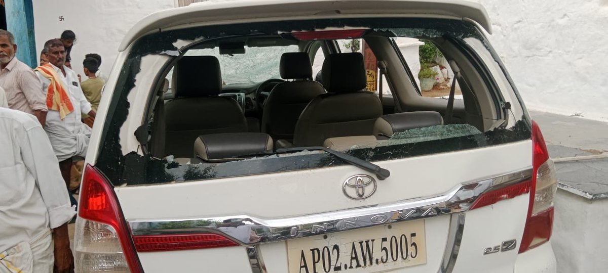 Telugufeedsite's tweet image. అనంతపురం జిల్లా తాడిపత్రి నియోజకవర్గంలో మ‌ళ్లీ హైటెన్ష‌న్‌.. 

పెద్ద‌వ‌డ‌గూరులో వైసీపీ నేత బాబు రెడ్డి ఇన్నోవా కారును ధ్వంసం చేసిన టీడీపీ నేత జేసీ వర్గీయులు  
#AndhraPradesh #Tadipatri #YSRCPvsTDP