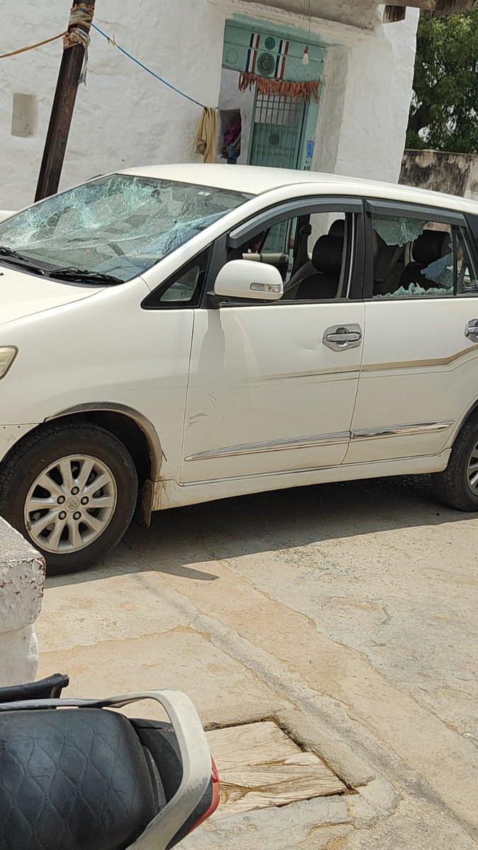 Telugufeedsite's tweet image. అనంతపురం జిల్లా తాడిపత్రి నియోజకవర్గంలో మ‌ళ్లీ హైటెన్ష‌న్‌.. 

పెద్ద‌వ‌డ‌గూరులో వైసీపీ నేత బాబు రెడ్డి ఇన్నోవా కారును ధ్వంసం చేసిన టీడీపీ నేత జేసీ వర్గీయులు  
#AndhraPradesh #Tadipatri #YSRCPvsTDP