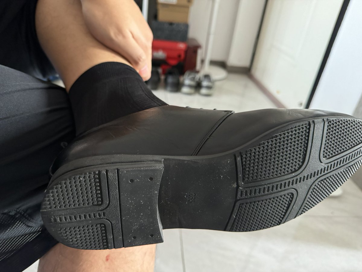 之前粗口视频里出镜的皮鞋，还是大一买的，穿着磨脚后跟，到现在穿的不多，本来今天大扫除想扔了的，有谁想要吗？