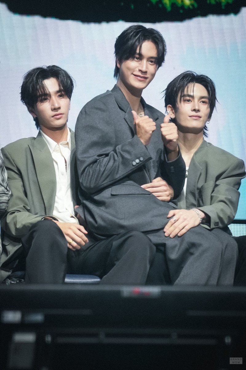GrandmaGrandmom's tweet photo. น้องตัวเร้กกกกกนิดเดียว
ขอนั่งตักหน่อยค้าบพี่ๆ

😆😆

#LOLFanFest2025D1
#Gemini_NT 
#PerthSanta https://t.co/TdCx7SHmWK