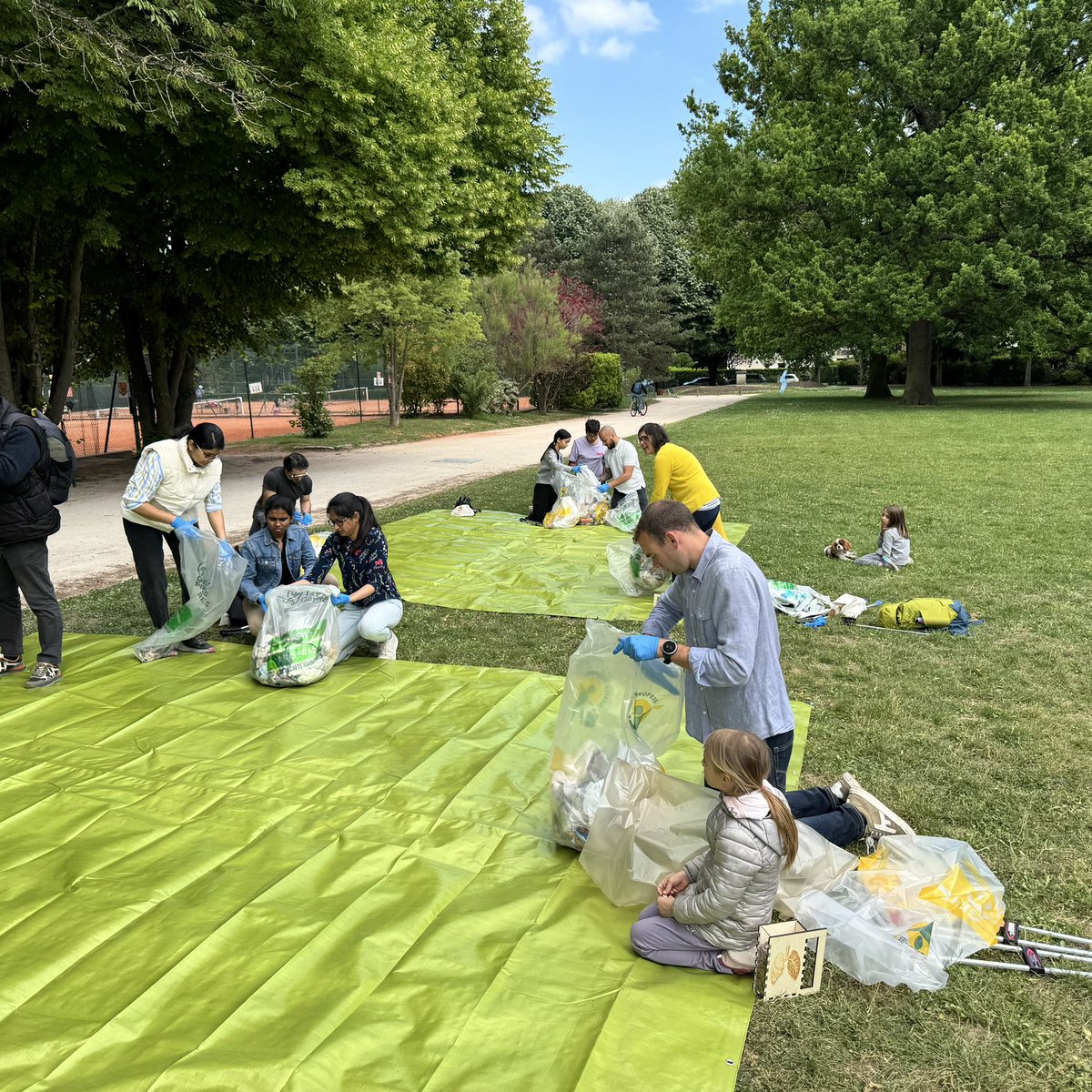 Scx_Flo's tweet image. Kesako ?! Que se passe t il ici ? Des déchets encore et encore, des équipes, 3 2 1 départ !
C’est la 1ere #Spogomi de #Sceaux : une course aux déchets en 1h