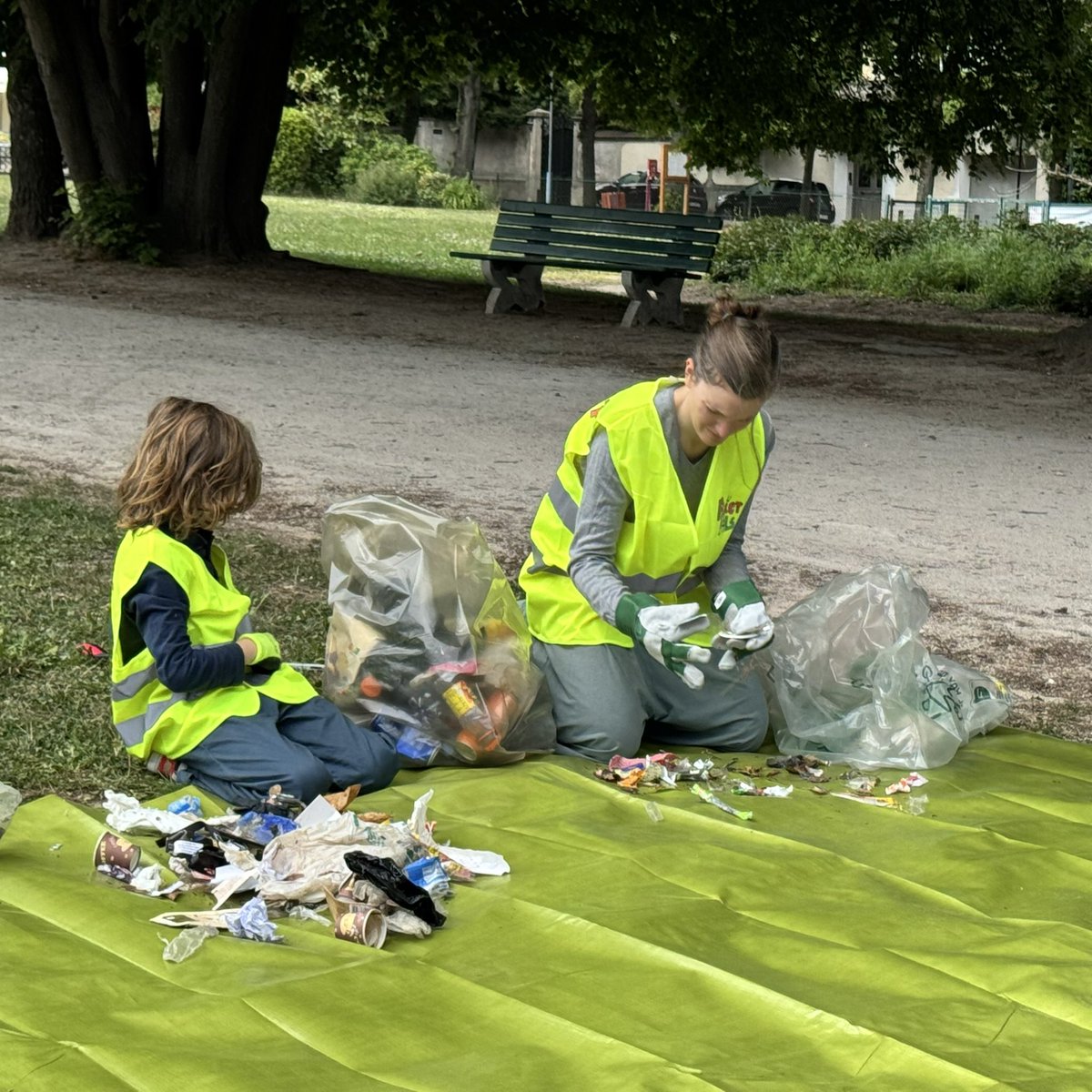 Scx_Flo's tweet image. Kesako ?! Que se passe t il ici ? Des déchets encore et encore, des équipes, 3 2 1 départ !
C’est la 1ere #Spogomi de #Sceaux : une course aux déchets en 1h
