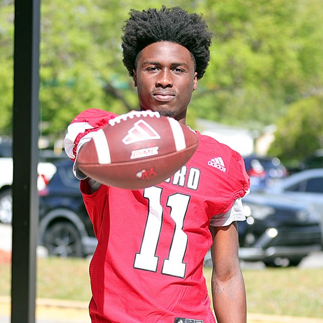 Notre Dame offered four-star ATH and Florida State commit Efrem White out of Vero Beach (Fla.) High.

White is a longtime Seminoles pledge, but the Irish are looking to make a run here. I believe ND likes him at WR.

on3.com/db/efrem-white…