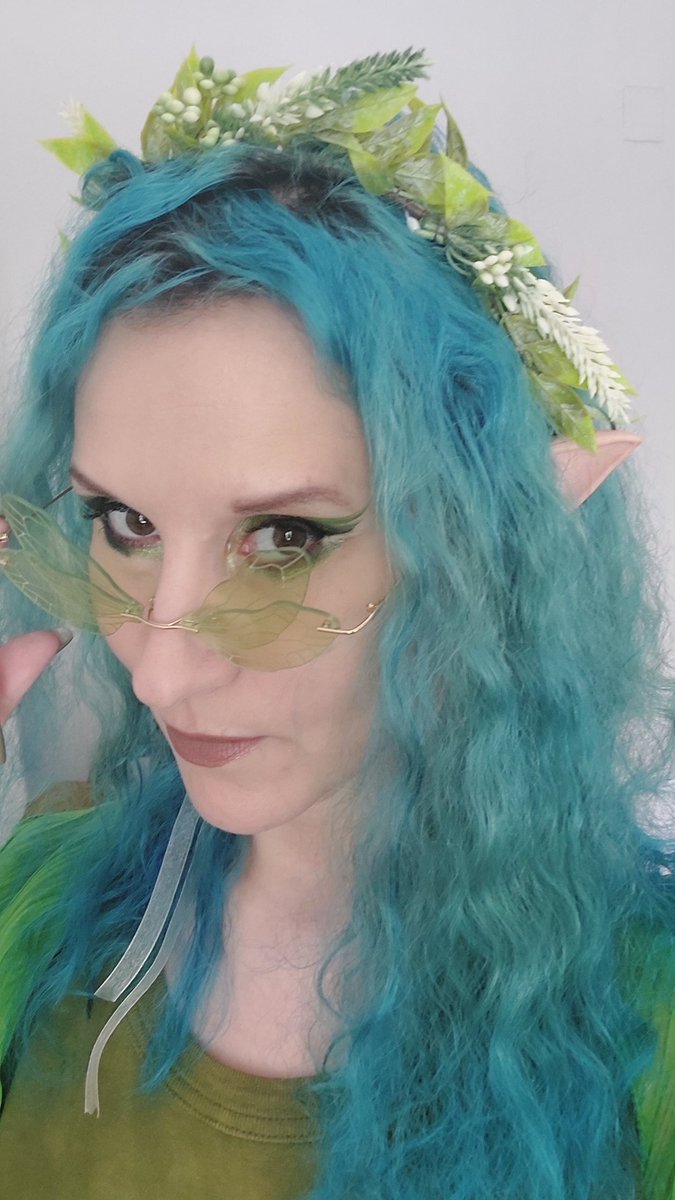 Волосы решили сегодня перекинуться в пух, но вцелом к цветному пикнику готова))