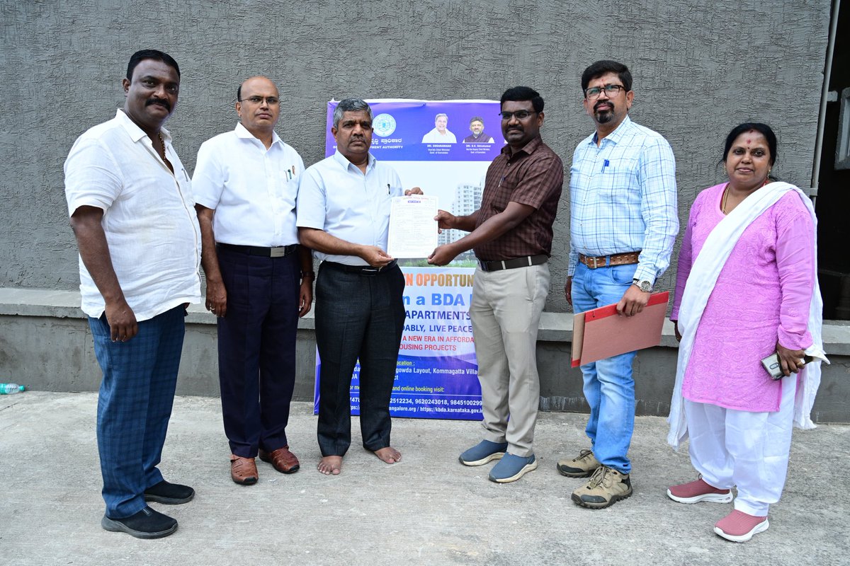 Bangalore Development Authority (@bdacommissioner) on Twitter photo ಬೆಂಗಳೂರು ಅಭಿವೃದ್ಧಿ ಪ್ರಾಧಿಕಾರವು ಕೊಮ್ಮಘಟ್ಟ ವಸತಿ ಸಮುಚ್ಛಯದಲ್ಲಿ ಆಯೋಜಿಸಿದ್ದ ಫ್ಲಾಟ್ ಮೇಳಕ್ಕೆ ಸಾರ್ವಜನಿಕರಿಂದ ಅತ್ಯುತ್ತಮ ಪ್ರತಿಕ್ರಿಯೆ ದೊರೆತಿದೆ.
ಇಂದು ನಡೆದ ಫ್ಲಾಟ್ ಮೇಳದಲ್ಲಿ ಸುಮಾರು 700ಕ್ಕೂ ಹೆಚ್ಚು ಸಾರ್ವಜನಿಕರು ಭಾಗವಹಿಸಿದ್ದು, ಸುಮಾರು 200 ಫ್ಲಾಟ್ಗಳನ್ನು ಖರೀದಿಸಿ, ಇದರಲ್ಲಿ ಸುಮಾರು 75 ಸಾರ್ವಜನಿಕರು ಫ್ಲಾಟ್ ನ ಬೆಂಗಳೂರು ಅಭಿವೃದ್ಧಿ ಪ್ರಾಧಿಕಾರವು ಕೊಮ್ಮಘಟ್ಟ ವಸತಿ ಸಮುಚ್ಛಯದಲ್ಲಿ ಆಯೋಜಿಸಿದ್ದ ಫ್ಲಾಟ್ ಮೇಳಕ್ಕೆ ಸಾರ್ವಜನಿಕರಿಂದ ಅತ್ಯುತ್ತಮ ಪ್ರತಿಕ್ರಿಯೆ ದೊರೆತಿದೆ.
ಇಂದು ನಡೆದ ಫ್ಲಾಟ್ ಮೇಳದಲ್ಲಿ ಸುಮಾರು 700ಕ್ಕೂ ಹೆಚ್ಚು ಸಾರ್ವಜನಿಕರು ಭಾಗವಹಿಸಿದ್ದು, ಸುಮಾರು 200 ಫ್ಲಾಟ್ಗಳನ್ನು ಖರೀದಿಸಿ, ಇದರಲ್ಲಿ ಸುಮಾರು 75 ಸಾರ್ವಜನಿಕರು ಫ್ಲಾಟ್ ನ