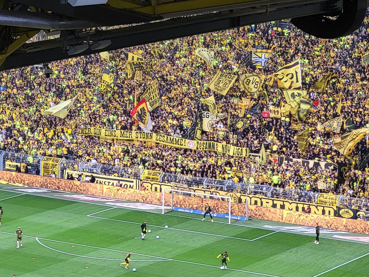 jasko1948's tweet image. „Mer sin eins, mer ston zesamme! Zesamme noh Liga 1!“ ❤️❤️

- @BVB 🖤💛 🤝 @fckoeln ❤️🤍