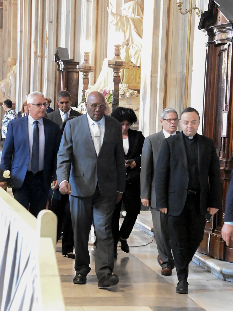 PresidenciaCuba's tweet image. 🇨🇺| El vicepresidente cubano @SalvadorValdesM, en su primera actividad oficial en Roma, llegó al amanecer de este sábado a la basílica Santa María la Mayor, en el centro de la ciudad eterna, donde descansan desde el 26 de abril último, los restos del Papa Francisco.
