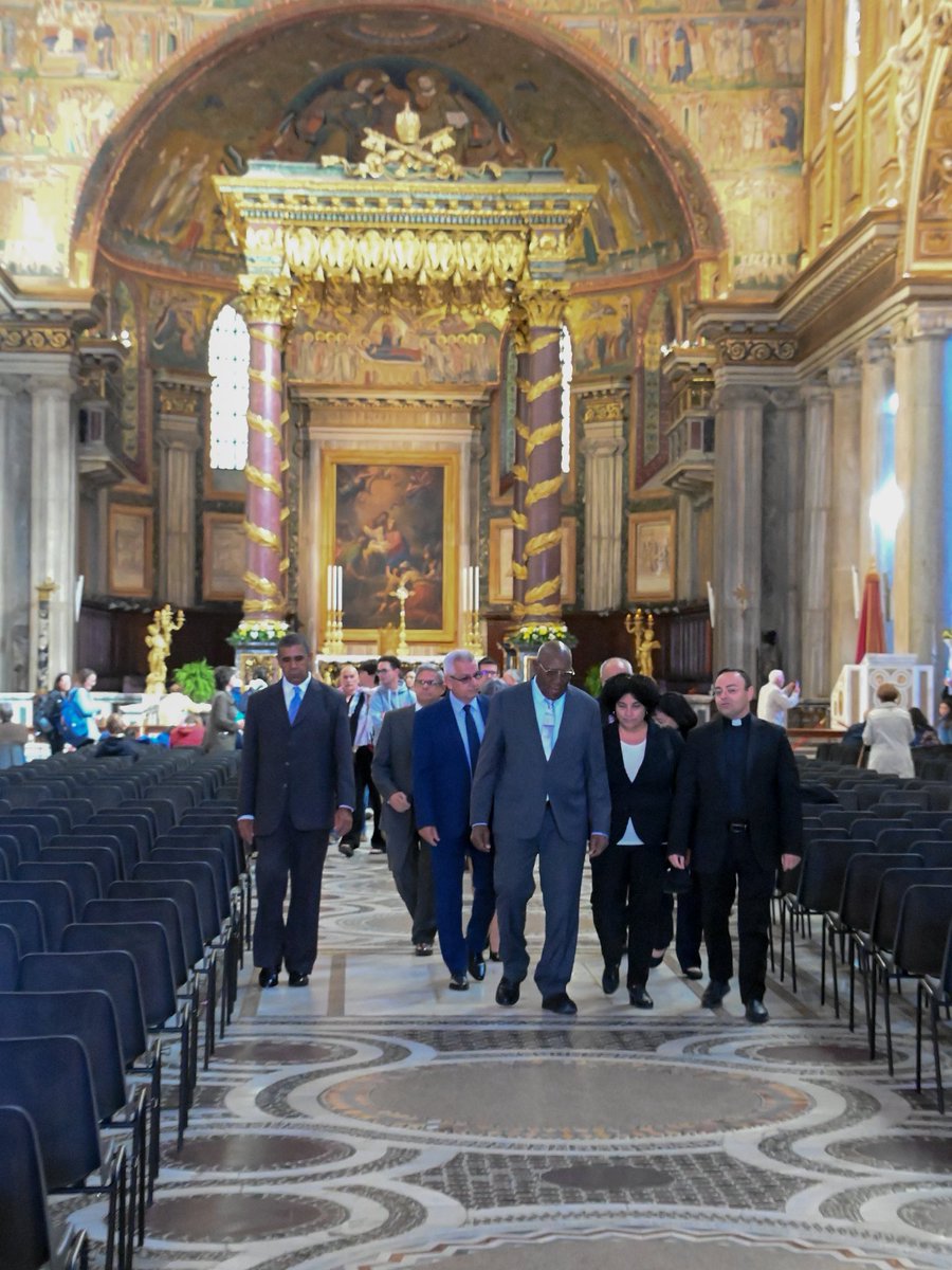 PresidenciaCuba's tweet image. 🇨🇺| El vicepresidente cubano @SalvadorValdesM, en su primera actividad oficial en Roma, llegó al amanecer de este sábado a la basílica Santa María la Mayor, en el centro de la ciudad eterna, donde descansan desde el 26 de abril último, los restos del Papa Francisco.
