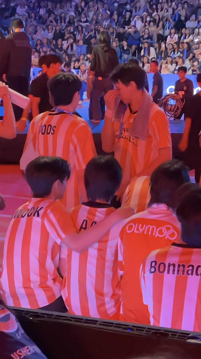 withyourbaae's tweet photo. เตะบอลเสร็จก็มาหาน้องเลยย ~ 🧡😆
ฮือออ พี่จิน น้องเอเอ น่ารักกันมากกกก 🫶🏻🥹

#JINWOOKkim
#AAashirakorn 
#OLYMPOPDAY
#olympop2025 https://t.co/FE18ajOnPi