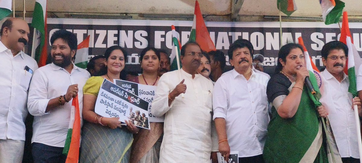 ఆపరేషన్ సింధూర్ విజయవంతం అయిన  సంధర్భంగా భారత త్రివిధ దళాలకు మద్దతుగా రాజమహేంద్రవరం లో కూటమి పార్టీల నాయకుల మరియు స్వచ్ఛంద సంస్థల తిరంగా ర్యాలీ ...

#bharatmatakijai 
#VandeMataram