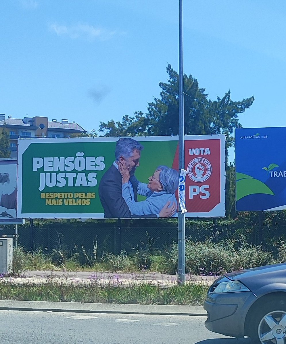 O PNS quase a mamar numa velha, é este o nível de desespero.