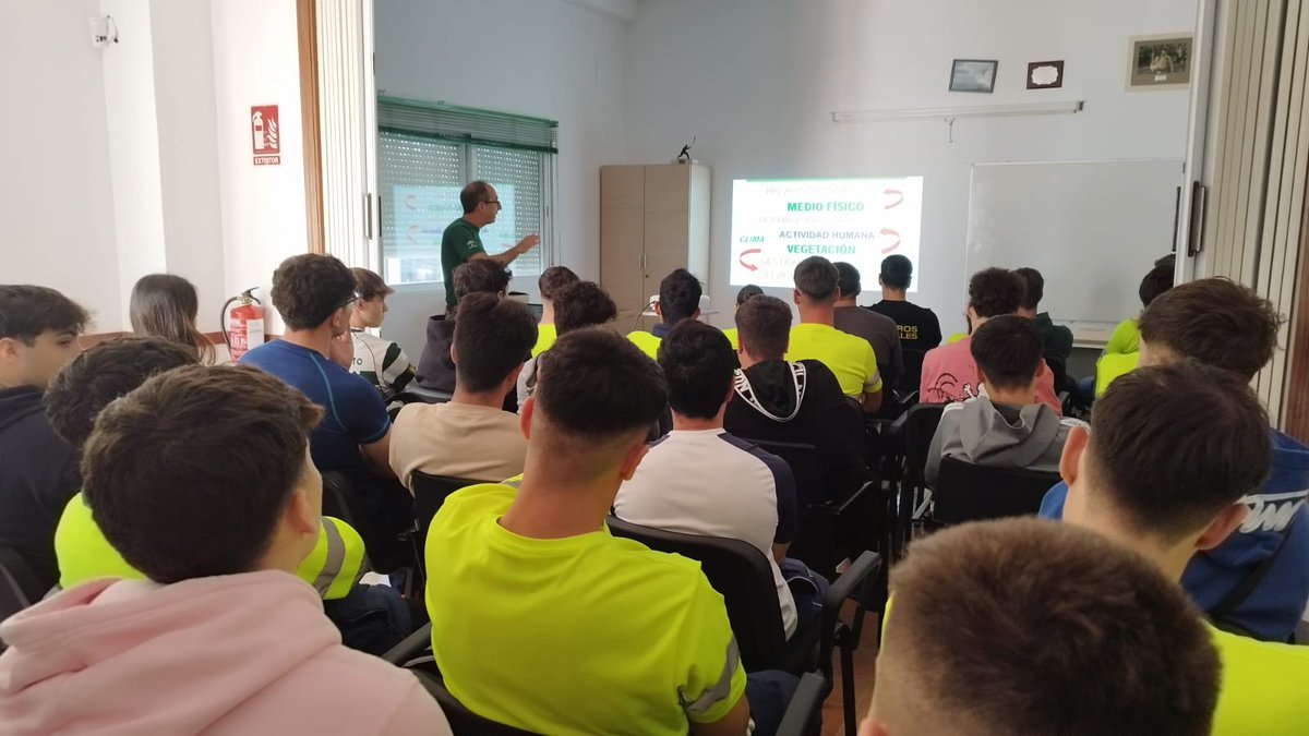 Plan_INFOCA's tweet photo. Recibimos en el #COP #LosVillares en #Córdoba a alumnos del Ciclo Medio de #Emergencias y #ProtecciónCivil, del Centro Educativo Ilerna. De la mano de nuestro técnico de prevención y participación social (#TPPS), @ivanluquemarin, han conocido nuestras instalaciones y medios. https://t.co/f9FzeOSeeD