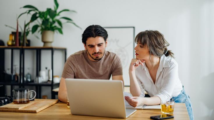 CenturyDary's tweet photo. Un logement classé E au DPE pourrait vous coûter cher. 💡 Les propriétaires d'habitations classées E dépensent entre 250 et 330 kWh/m²/an, ce qui impacte lourdement les factures d'énergie. De plus, ces logements émettent entre 50 et 70 kg eqCO2/m²/an, contribuant (1/4) https://t.co/KQy7IRP1J5