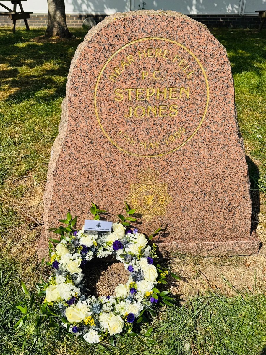 tpmt_org's tweet image. This morning we laid a floral tribute at our memorial to P.C Stephen Jones to mark the anniversary of his tragic death.
#PoliceMemorials #HonouringThoseWhoServe #policefamily @ASPolice @ASPolfed