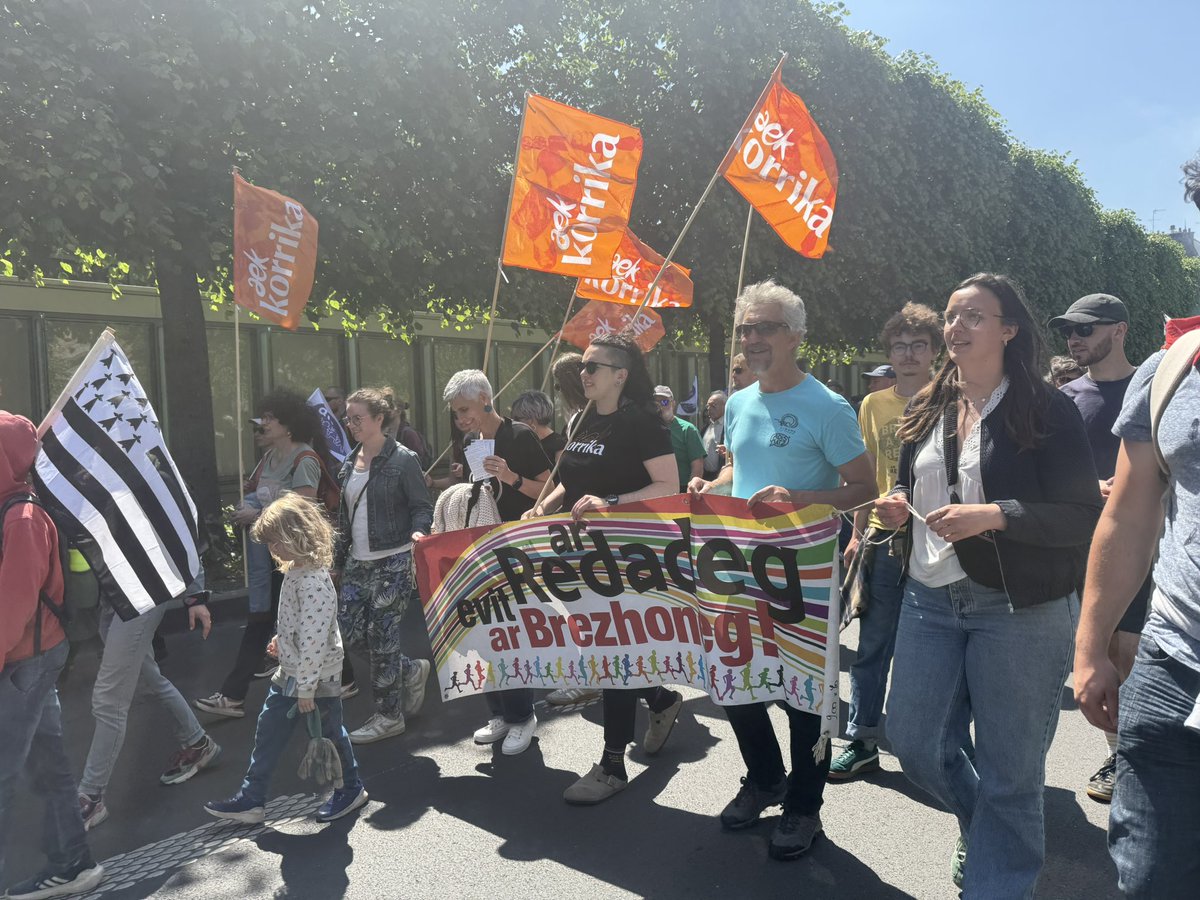 Hainbat hizkuntza, borroka bakarra! Bretoiera irakasten duten zentroen (Diwan) aldeko manifestazioan, Korrika ahizpak eskutik eta bat eginda! #Rennes #Bretoiera #Euskara #Okzitaniera