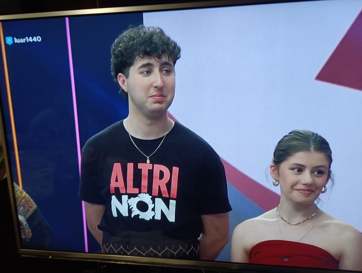 belenlcostas's tweet image. Bótome aos pés deste heroe sen capa. Ir bailar ao Luar de Gayoso coa camiseta de Altri NON é como para facerlle un moneco de cera e sacalo en procesión por toda canta manifa e/ou romería haxa no país. Non sei o teu nome pero tes o meu respeto e admiración. #AltriNon  #AltriNON