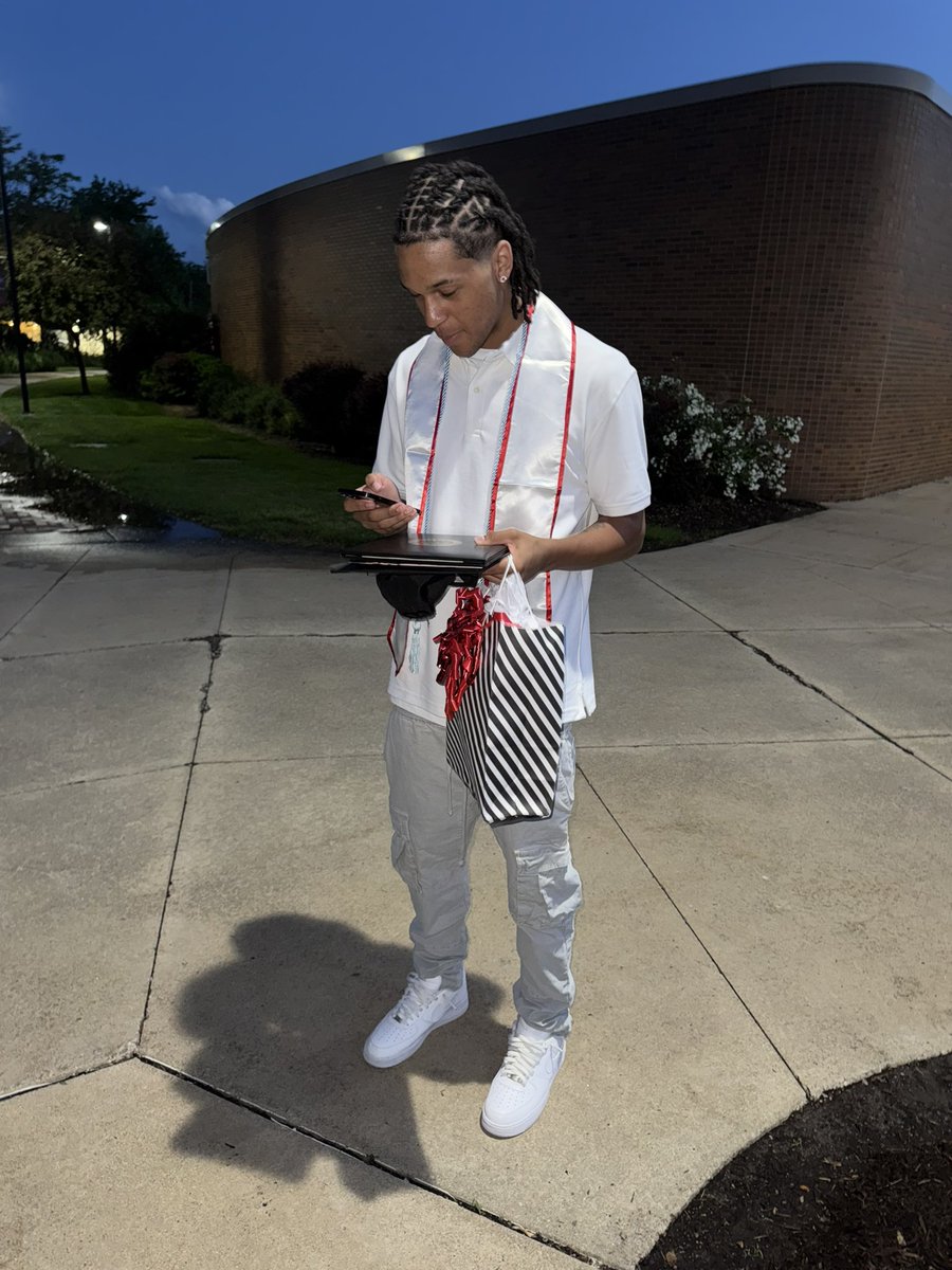 Proud!! More than basketball 🏀💐🤗💪🏼🧑🏽‍🎓🤍 <a href="/sean_dek24/">Sd_dekovachich24</a>