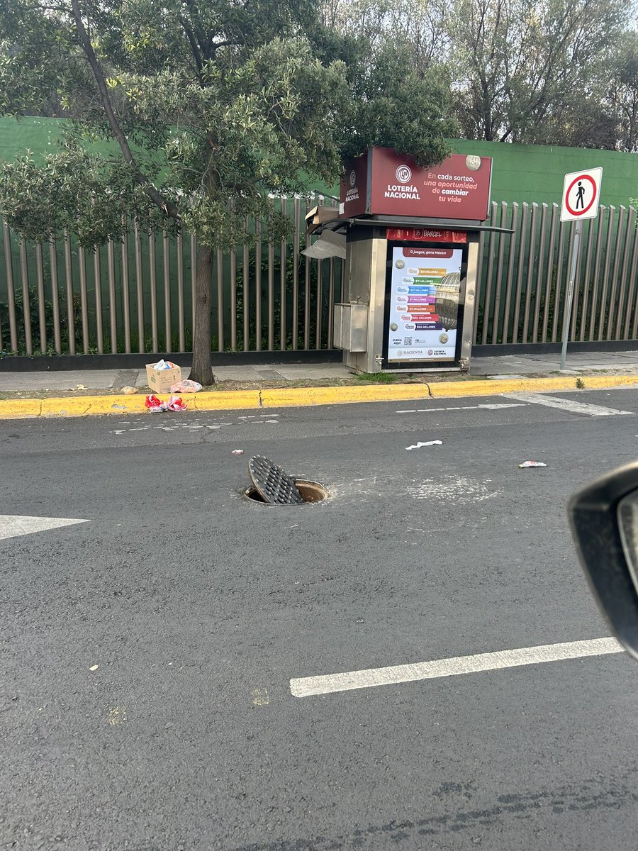 Attorney_Clau's tweet photo. @GobCDMX coladera abierta y tapa levantada muy peligroso para vehículos que transitan en Santa Fe https://t.co/Dj3ja7O0KQ