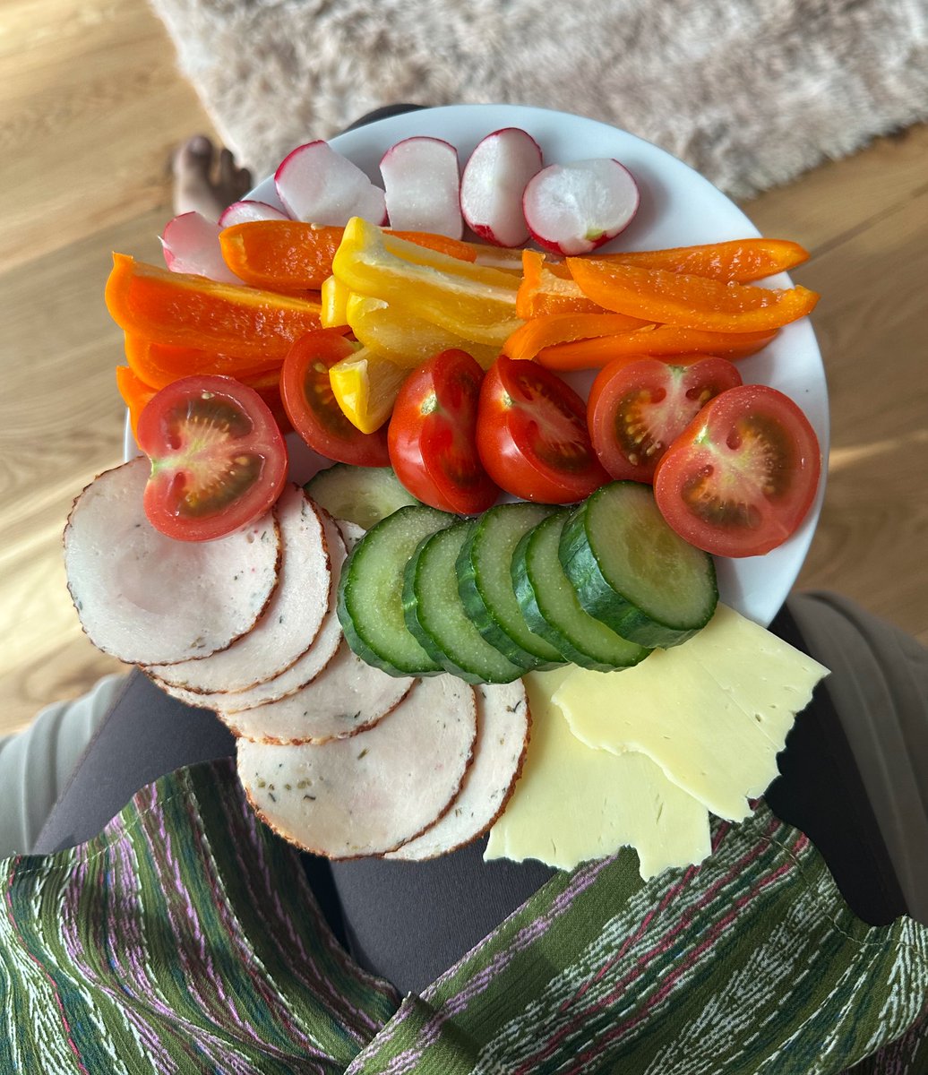 free_style_chef's tweet image. Lunch. I wanted a charcuterie style veggie plate. He wanted a sandwich. 

What about you?

#twittersupperclub #charcuterie #sandwich #banana