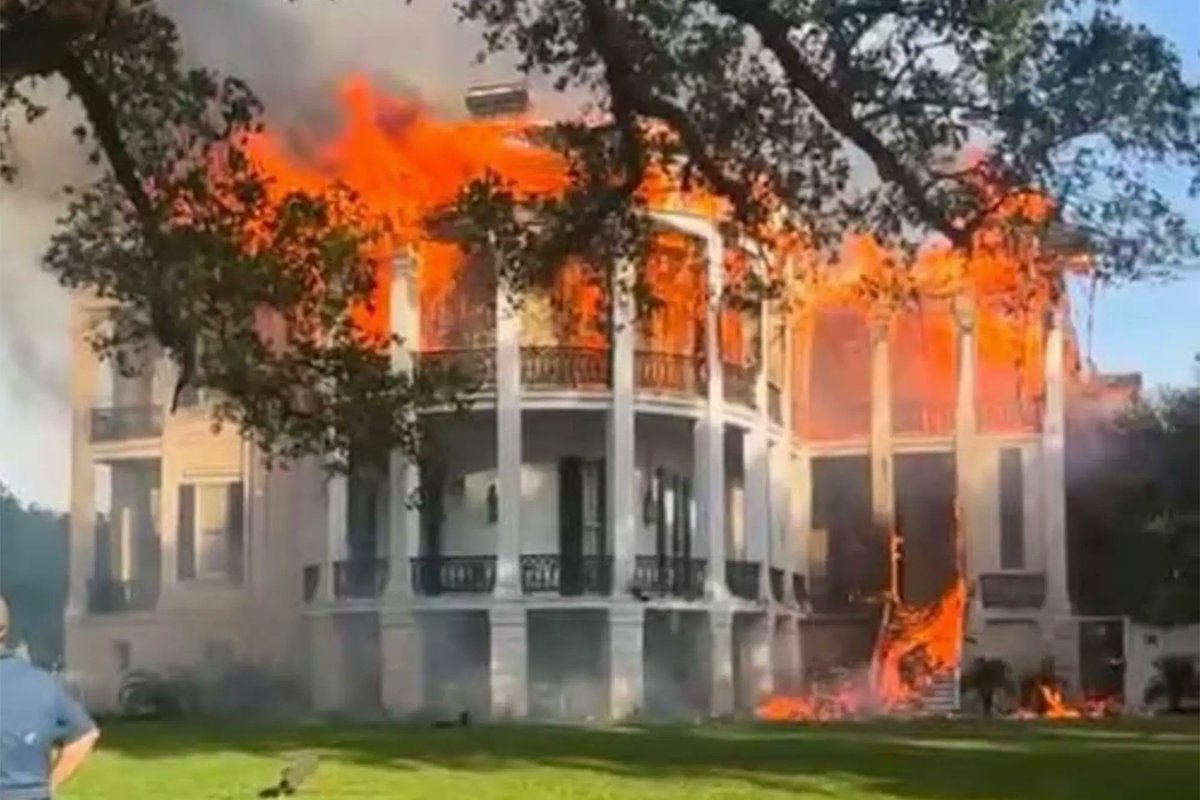 Been seeing lots of conflicted feelings about the burning of #NottowayPlantation. From "It's a monument to slavery. Burn it down!" to "Black people built those mansions, so it's our history too!" My new book, AFTERLIVES OF THE PLANTATION, grapples with this very dilemma.