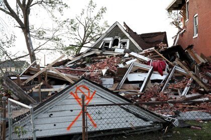 CadenaSeCom's tweet image. 🇺🇸 #EEUU | Tornados azotan EEUU: 16 muertos y más de 100.000 personas sin electricidad en Missouri y Kentucky.
Varias zonas urbanas y rurales quedaron devastadas tras el paso del sistema frontal, con daños en hospitales, viviendas e infraestructura vial.