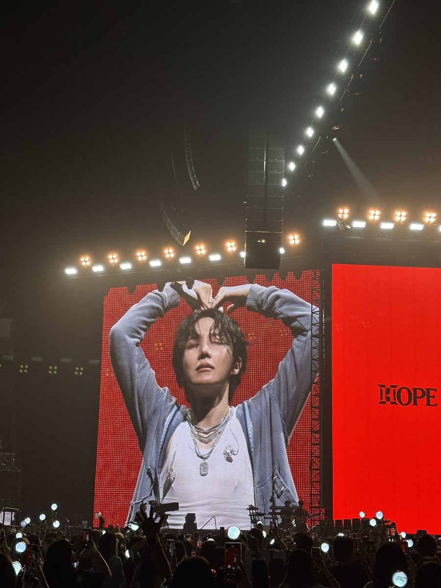 cypherrzero's tweet photo. Credits to this cutie patootie for reviving my twitter for a bit 

#HOPE_ON_THE_STAGE_TOUR_MACAU 
#hopeonthestage https://t.co/zfBd1O4jvd