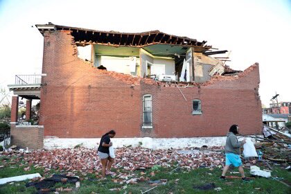 Expedientes_ec's tweet image. 🇺🇸 #EEUU | Tornados azotan EEUU: 16 muertos y más de 100.000 personas sin electricidad en Missouri y Kentucky.
Varias zonas urbanas y rurales quedaron devastadas tras el paso del sistema frontal, con daños en hospitales, viviendas e infraestructura vial.
