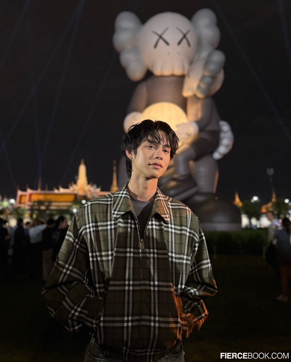 fiercebook_bkk's tweet photo. หล่อสุดๆ #ไบร์ทวชิรวิชญ์ ในงานเปิดตัว  "KAWS:HOLIDAY THAILAND" ประติมากรรม COMPANION ขนาดมหึมาสูง 18 เมตร ที่สนามหลวง

#Fiercebook #Fiercelive #FiercelivebyJjijie #KAWS #AllRightsReserved #CentralEmbassy #KAWSHOLIDAY #KAWSHOLIDAYxBRIGHT #bbrightvc https://t.co/J1lCUC1bZk