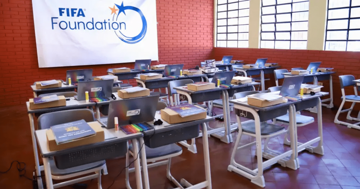 FUNDACIÓN FIFA Y APF IMPULSAN AULAS CON PELOTA Y CÓDIGO
#FútbolInnovador 🚀  ¡Transformá la educación con pasión y tecnología! ⚽💻

¿Sabías que el fútbol puede ser la clave para un aprendizaje más dinámico? 

Un nuevo proyecto une la enseñanza de matemáticas, programación y