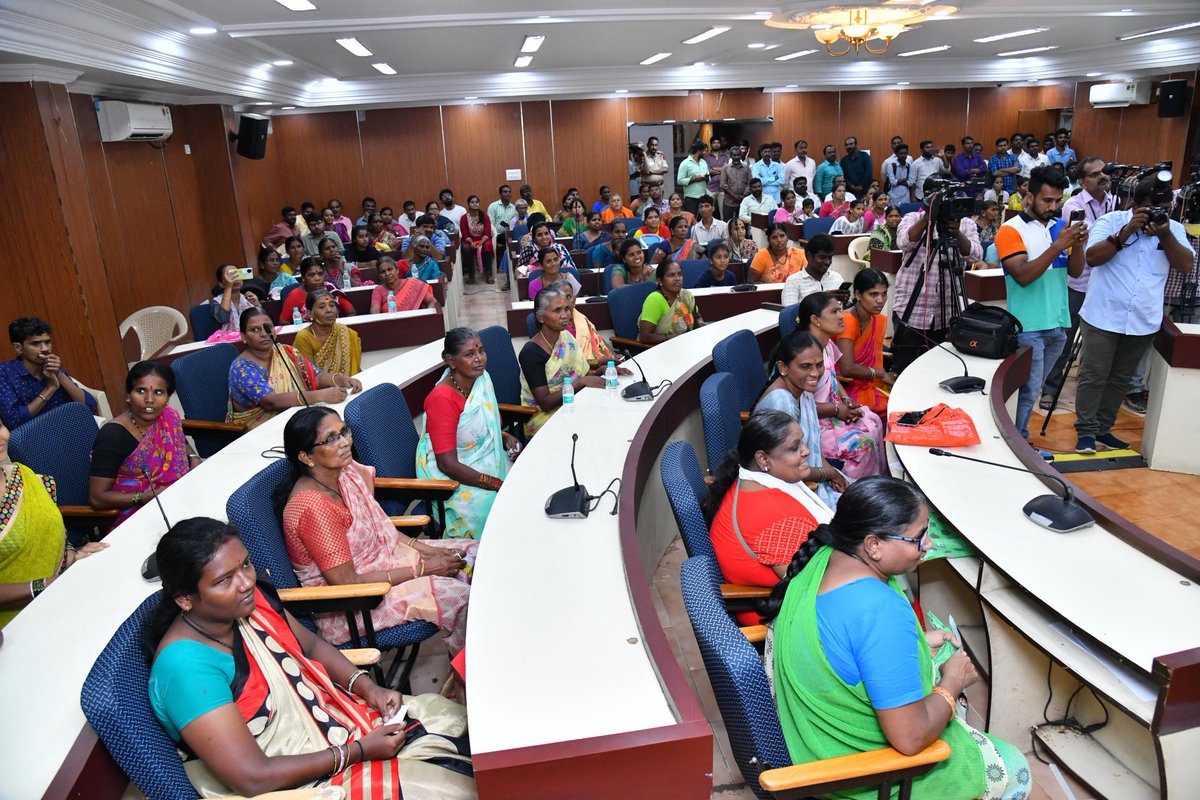 Mothe Srilatha Shoban Reddy (@srilathamothe) on Twitter photo Participated in #2BHK randomization & patta distribution for Bojagutta beneficiaries, Along side Hon'ble Minister <a href="/Ponnam_INC/">Ponnam Prabhakar</a> Garu, HW Mayor Smt. <a href="/gadwalvijayainc/">Vijayalaxmi Gadwal, GHMC MAYOR</a> Garu, MP Anil Kumar Yadav, MLA MajeedHussain , & other dignitaries. #GHMC #INC <a href="/INCTelangana/">Telangana Congress</a> Participated in #2BHK randomization & patta distribution for Bojagutta beneficiaries, Along side Hon'ble Minister <a href="/Ponnam_INC/">Ponnam Prabhakar</a> Garu, HW Mayor Smt. <a href="/gadwalvijayainc/">Vijayalaxmi Gadwal, GHMC MAYOR</a> Garu, MP Anil Kumar Yadav, MLA MajeedHussain , & other dignitaries. #GHMC #INC <a href="/INCTelangana/">Telangana Congress</a>