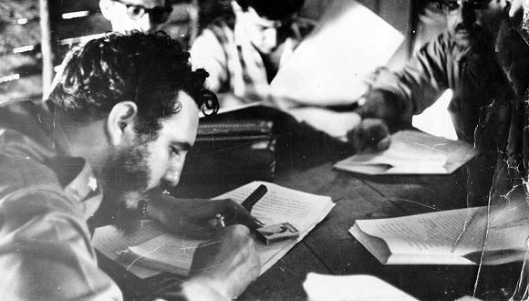 DiazCanelB's tweet image. #Fidel: “… lo que la Revolución hizo, la Ley de Reforma Agraria, significó para todos aquellos campesinos la desaparición de todo temor. Desde aquel momento todo campesino pudo sentirse seguro en su tierra, sin temor a ser desalojado”.