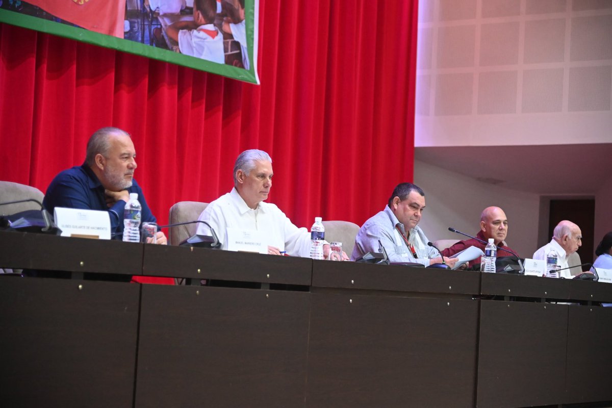 DiazCanelB's tweet image. Hoy estamos con los miembros de la ANAP en su 13 Congreso. No hay mejor manera de celebrar su fundación que analizando junto a los campesinos cuánto hemos hecho y sobre todo cuánto queda por hacer para producir más, ser más eficientes, y cuidar cada hectárea como un tesoro.