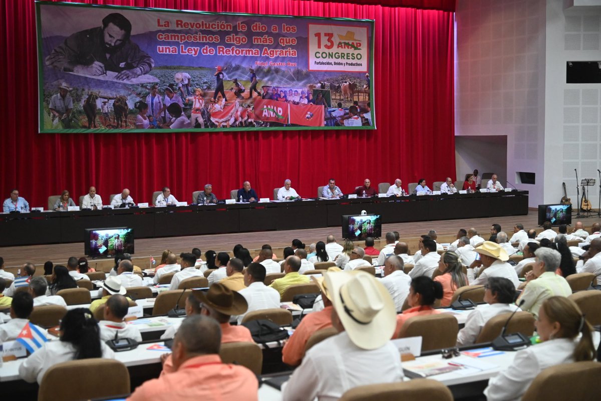 DiazCanelB's tweet image. Hoy estamos con los miembros de la ANAP en su 13 Congreso. No hay mejor manera de celebrar su fundación que analizando junto a los campesinos cuánto hemos hecho y sobre todo cuánto queda por hacer para producir más, ser más eficientes, y cuidar cada hectárea como un tesoro.