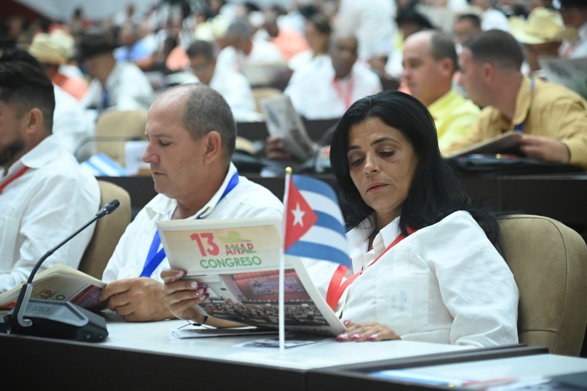 DiazCanelB's tweet image. Hoy estamos con los miembros de la ANAP en su 13 Congreso. No hay mejor manera de celebrar su fundación que analizando junto a los campesinos cuánto hemos hecho y sobre todo cuánto queda por hacer para producir más, ser más eficientes, y cuidar cada hectárea como un tesoro.