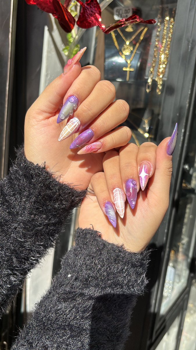 cheangwon's tweet photo. essa foto foi um grande lacre da minha nail designer 
e as unhas nem tenho palavras 💅🏻 https://t.co/ZY9t2nrDtw