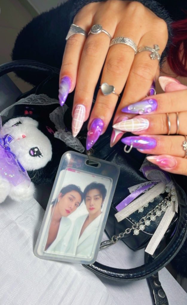 cheangwon's tweet photo. essa foto foi um grande lacre da minha nail designer 
e as unhas nem tenho palavras 💅🏻 https://t.co/ZY9t2nrDtw