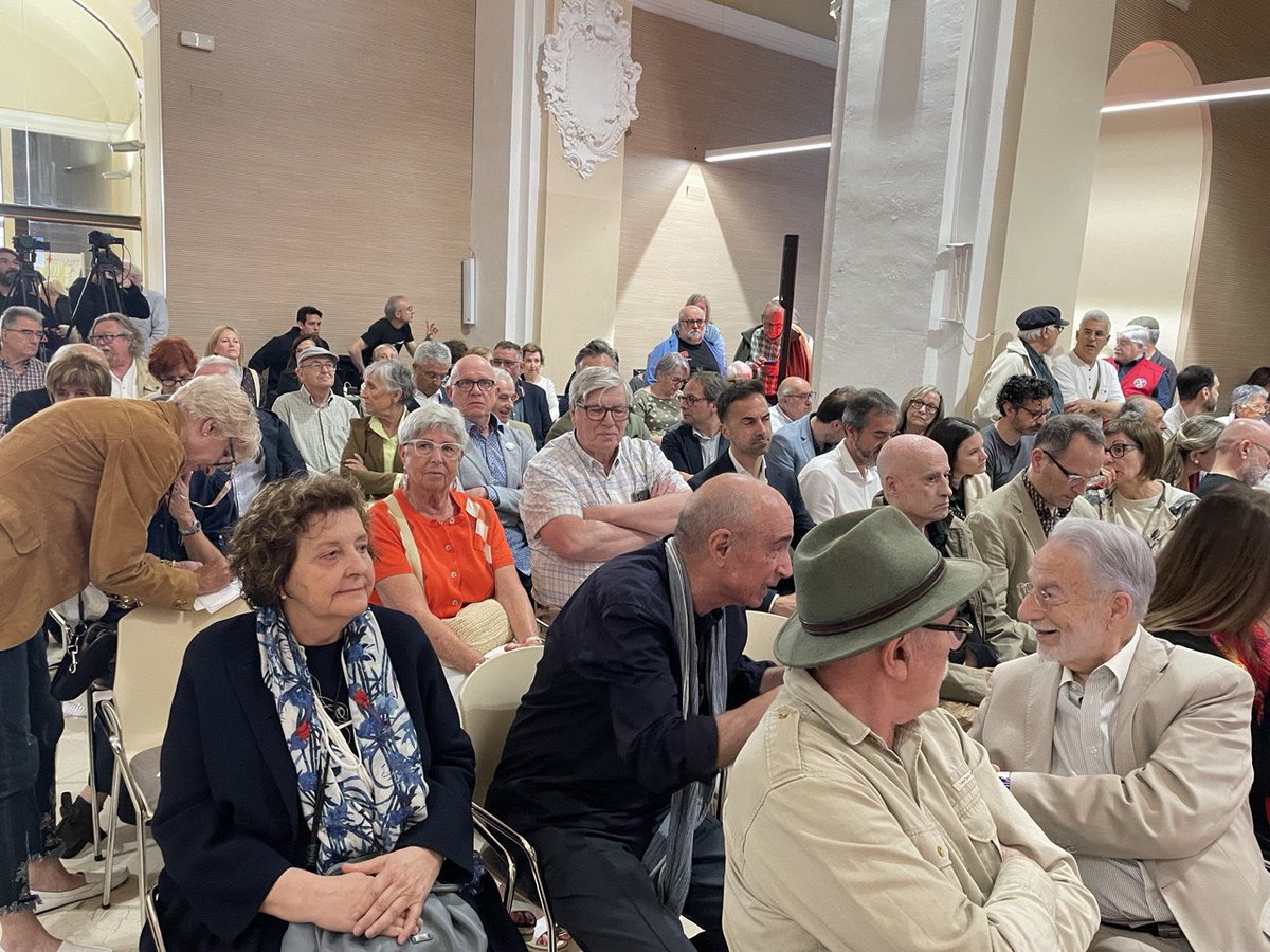 Assemblea Nacional Catalana (@assemblea) on Twitter photo ⬛️⬜️ El president @lluis_llach ha assistit a Cervera a la presentació del nou govern del <a href="/ConsellRep/">Consell de la República Catalana</a>.
Sort i encerts en aquesta nova etapa. Seguirem col·laborant fins a la independència! ⬛️⬜️ El president @lluis_llach ha assistit a Cervera a la presentació del nou govern del <a href="/ConsellRep/">Consell de la República Catalana</a>.
Sort i encerts en aquesta nova etapa. Seguirem col·laborant fins a la independència!