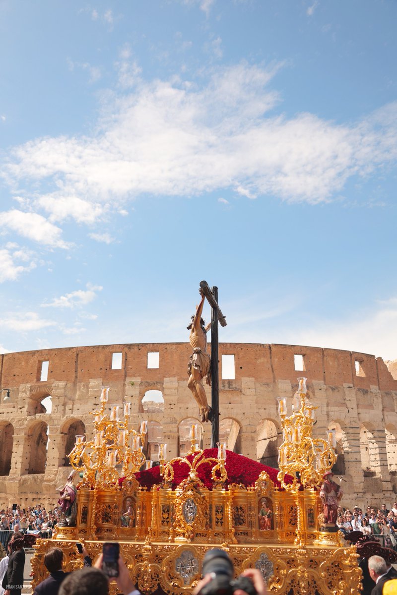 El Coliseo y el Cachorro.

#ProcesionRoma25 #ElCachorroEnRoma