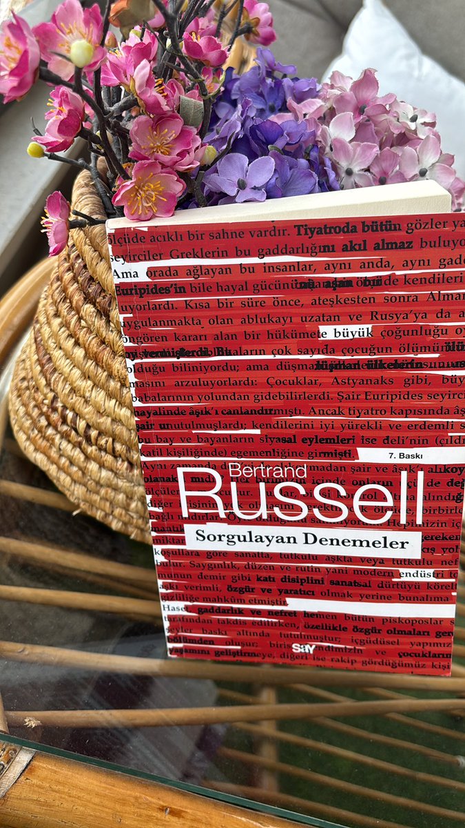 Düzenli bir toplumda, başkalarının zararına olan bir şeyin,onu yapan kişinin çıkarına olması nadiren mümkündür Bir insan rasyonellikten uzaklaştığı ölçüde,başkalarını inciten şeylerin kendisini de inciteceğini görmez;çünkü nefret ve haset onu körleştirmiştir
B.Russell
#cumartesi