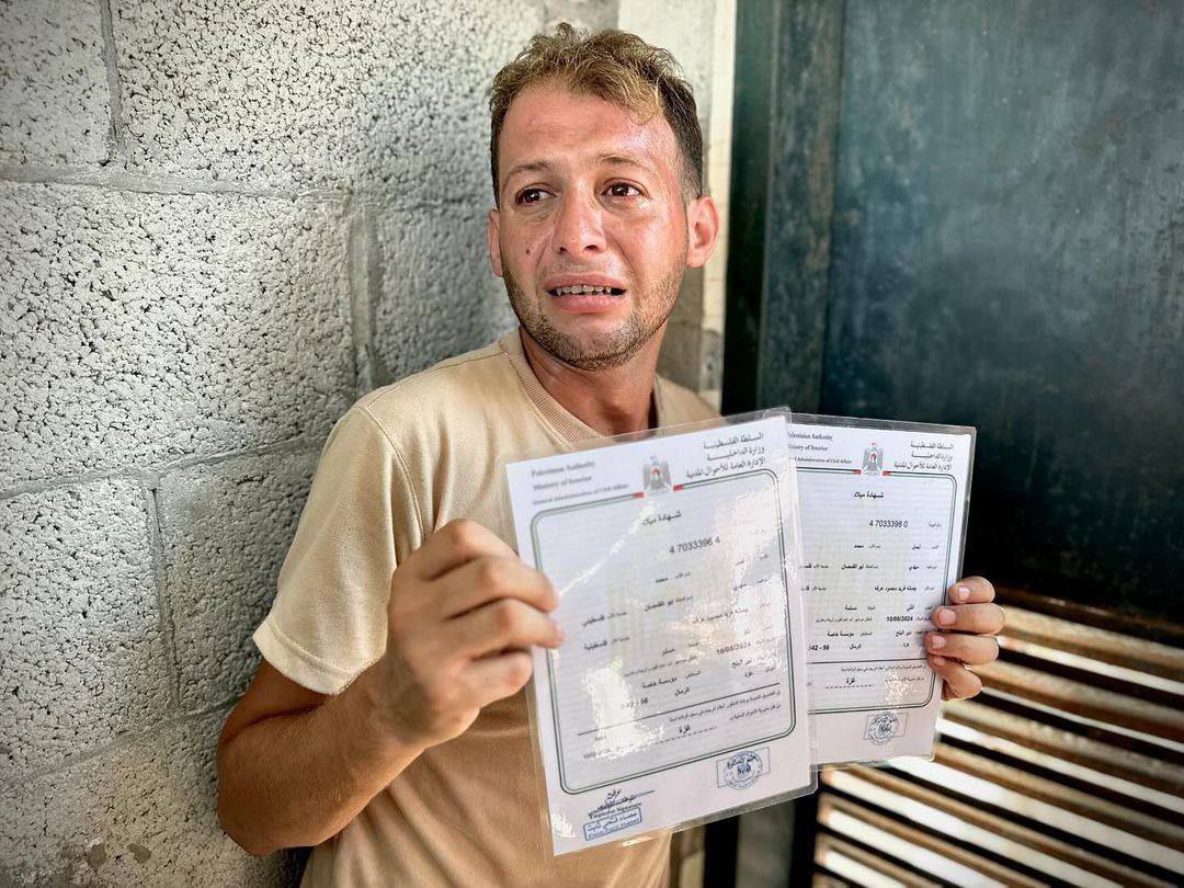 Lucrezi97533276's tweet photo. Vi ricordate questo papà di #Gaza ? Lui era andato a registrare le sue gemelline ma al suo ritorno, una bomba israeliana, le aveva uccise insieme alla loro mamma . Non può esserci alcun perdono per j criminali sionisti #GazaHolocaust https://t.co/JVSp2vFotx