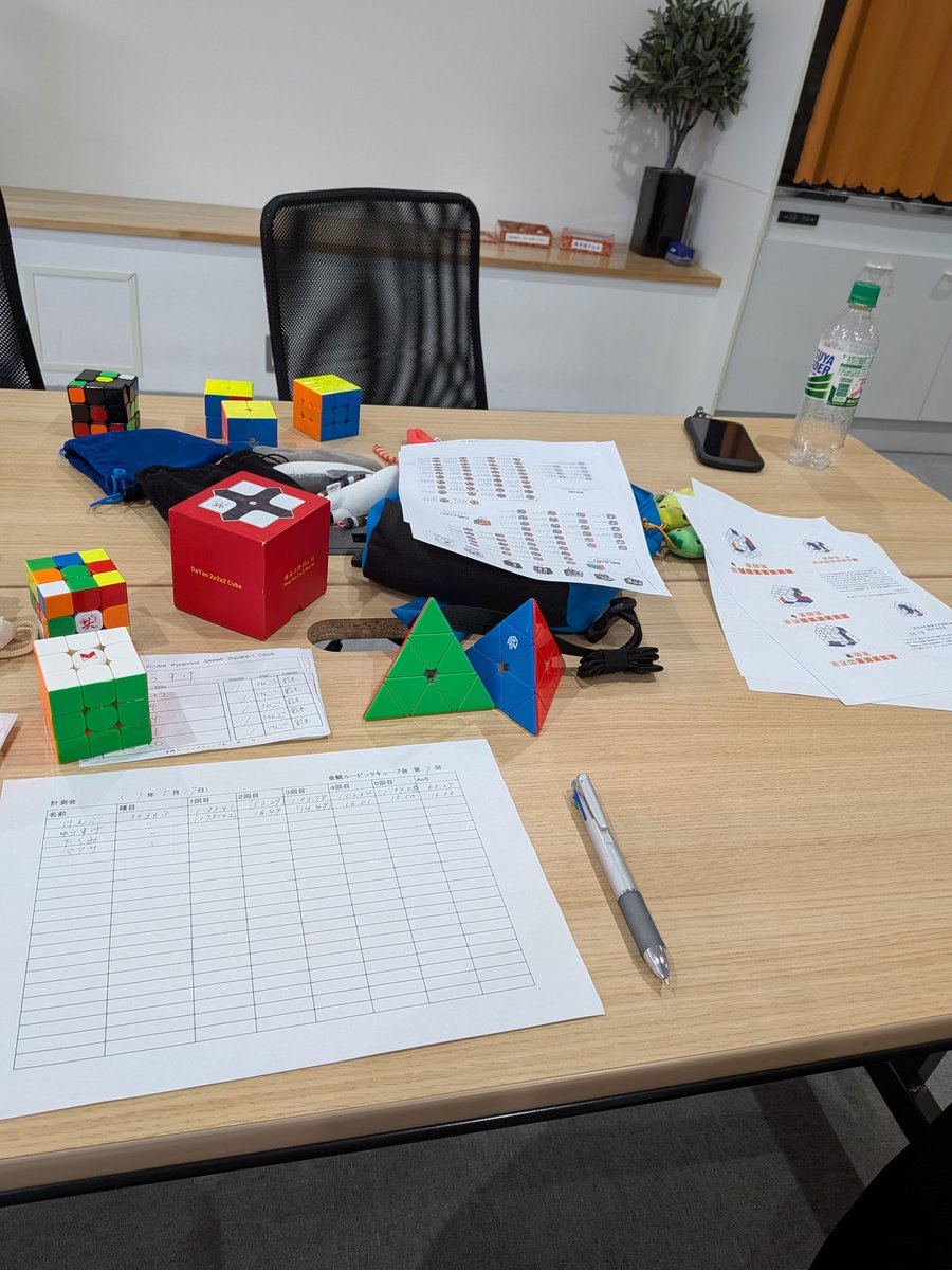 金鯱ルービックキューブ第9回を開催
3×3×3計測会
それからRoux Method(初級〜中級)を金鯱ルービックキューブ会で初めて実施しました♪
Rouxのテキスト？を一応作ってみました。