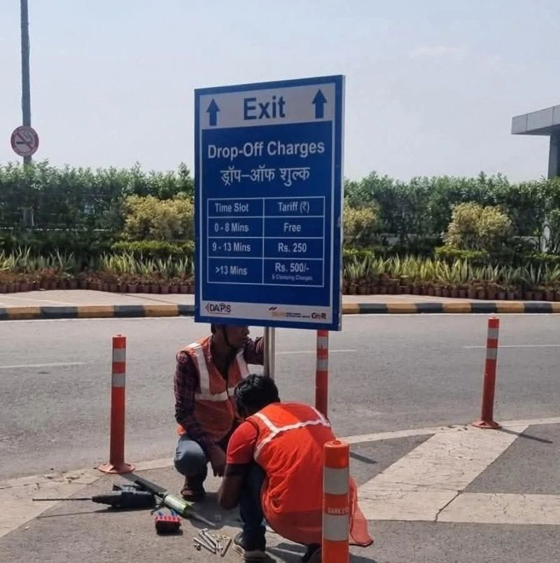 InvestWithAkhil's tweet image. Delhi Airport now charges you for dropping off loved ones.

9 to 13 mins = Rs. 250 (~$3)
&amp;gt;13 mins = Rs. 500 (~$6) 

Access is becoming a privilege.

Airports are for profit, not people anymore.

#DelhiAirport #AirportLoot #Charges